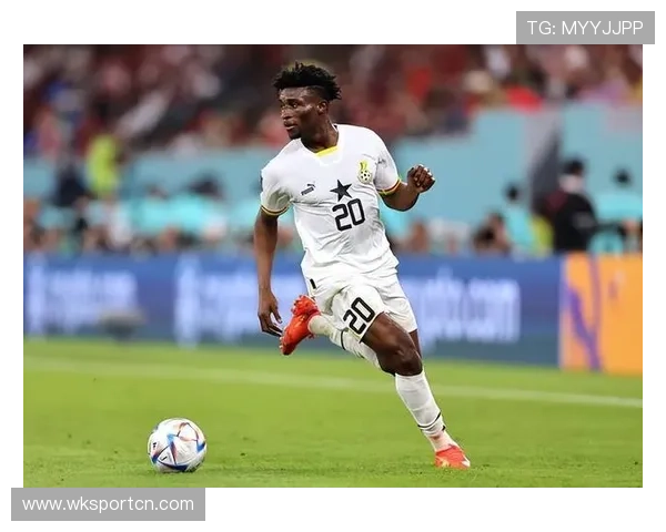 中场+边锋切换：库杜斯的战术多样性