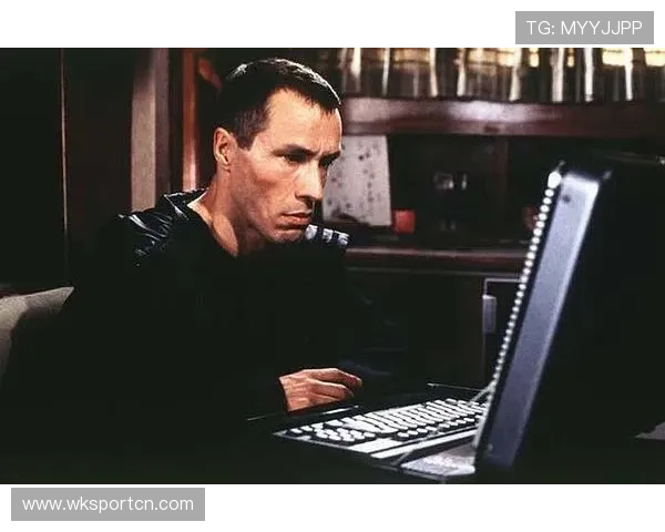 亚历克斯·摩根家的冰箱里居然只放蛋白粉和冰水？