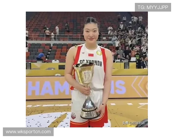 李梦训练完直接拎爱马仕去吃火锅？