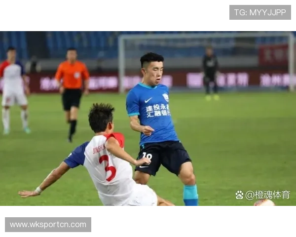 守门员犯规判罚要点：禁区内外点球与红牌界定