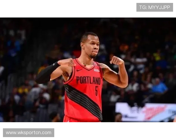 希尔无球跑动改变防守布局，高效输出主导进攻节奏